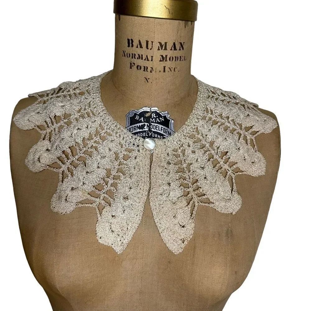 Vintage 60s detachable cream crocheted collar